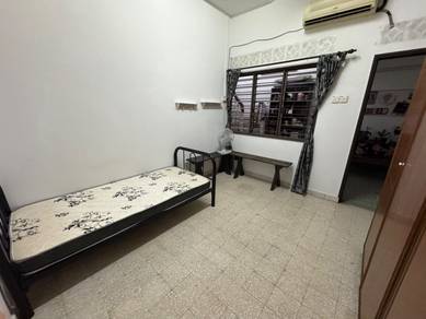 Medium Rooms for Rent @Happy Garden Landed House