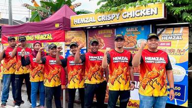 Pengurus Stall Hemzal Crispy Chicken