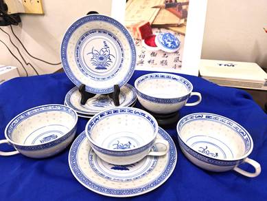 Vintage 70 Blue & White Rice Grain 4 cups w/Saucer
