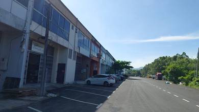 PRIME location 1 1/2 storey factory