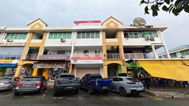 feature ad Penampang shoplot with approximately 8.18% gross rental yield