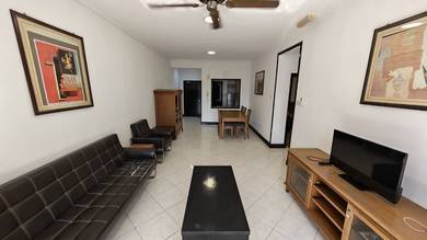 Marina Court | Walk to Malls! Top Floor & No Washing Machine