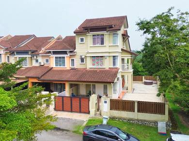 RENOVATED 2.5 Storey Terrace 40x75 Corner Lot Ametiss, Bukit Puchong