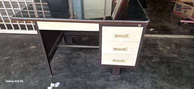 Meja besi