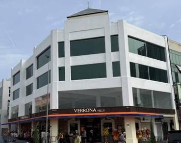 2nd Floor Renovated Corner Shop Lot at Bandar Puteri Puchong for Rent