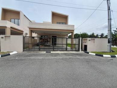 Corner Lot Banglo La Casa Lunas