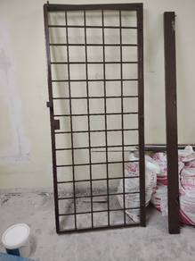 grill besi pintu depan