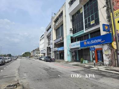 Facing Main Road ! Port Klang Four and Half Storey Shoplot For Sale