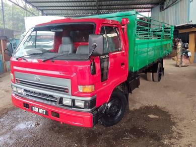 Daihatsu v116 ubs 17 kaki wooden body