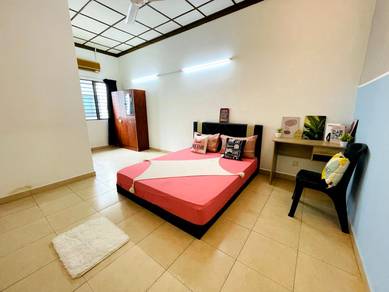 Bandar Bukit Tinggi (master room) (couple allow) Last unit near AEON