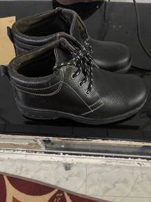 Kasut safety baru