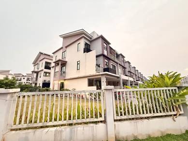 Corner  The Strata Townhouse Bandar Puteri Bangi