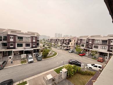 Corner  The Strata Townhouse Bandar Puteri Bangi