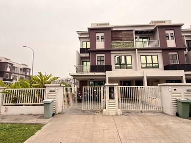 Corner  The Strata Townhouse Bandar Puteri Bangi