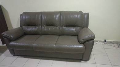 Second-Hand 3-Seater Leather Sofa – RM300