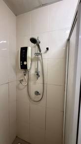 Female unit Master room w fully furnished at oug parklane