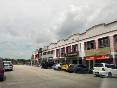 Pekan Nenas / Double storey shop Lot / ROI 5.2% / For Sales