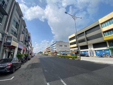 Jalan Bakek / Taman pontian / three storey shop lot / For Sales