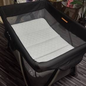 Nuna baby cot like new