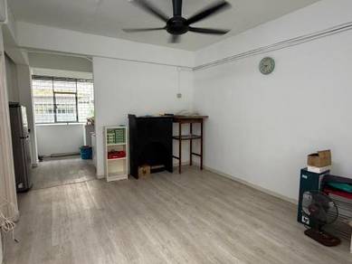 Taman free school flat, renovation, free parking