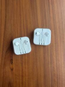 Apple EarPods with 3.5mm Headphone Plug and Case