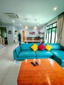 Fully & tastefully furnsihed, move-in condition!