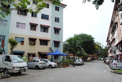 Putri Laksamana Batu Caves,