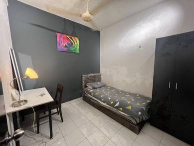 Near LRT Ara Damansara - male small room ( Puncak Seri Kelana condo )