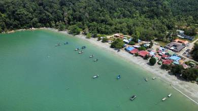 Tanah tepi pantai teluk senangin perak