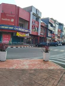 Kedai/ Restoran / Showroom Corner Lot dekat Simpang Besar Di Bandar Ta