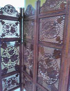Solid wood partition with gold flower