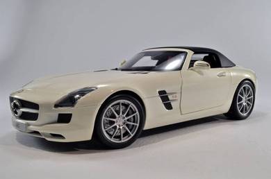 1/18 Minichamps Mercedes-Benz SLS AMG Roadster