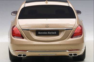 1:18 Autoart MERCEDES MAYBACH S-KLASSE S600 (Gold)