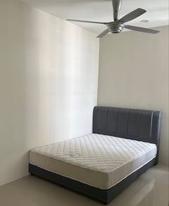 Queen size bed with header + divan