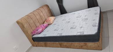 Bedframe with 8inch mattress 