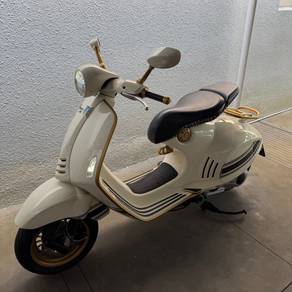 Vespa 946 Christian Dior Limited Edition