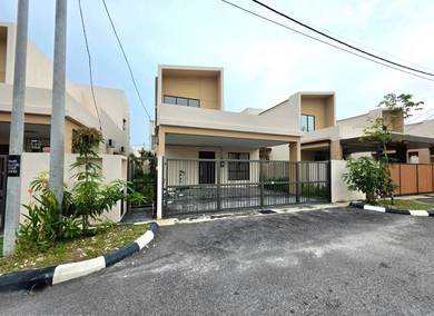 Rumah Banglo Kawasan Elit Di La Casa Lunas Koyak Plastik