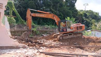 Excavator Bersih Kebun & Rata Tanah & Tolak Hutan
