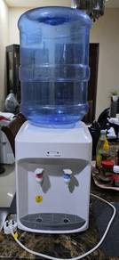 Water dispenser Hot and normal cold water. 
