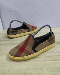 Kasut Slip-On Corak Burberry  7uk