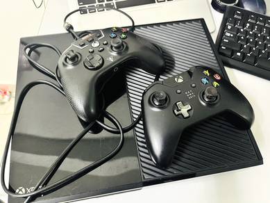 Xbox One + 2 Controllers + Red Dead Redemption