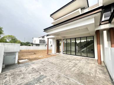 Massive Corner Lot Elmina East