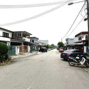 2 Storey House In Taman Bukit Serdang For Rent, Short walk to shops
