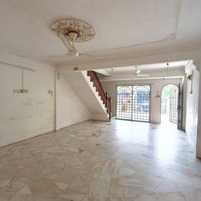 2 Storey House In Taman Bukit Serdang For Rent, Short walk to shops