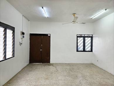 Taman Klang Utama Double Storey 3R2B Newly Paint For Rent