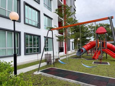 Ground Floor Apartment Lake Villa For Rent in Senawang!Covered Carpark