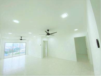 Nice, spacious, gated and guarded Apartment, near LRT, 2 car park