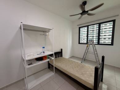 Ideal Venice Condo 900Sf PARTIALLY FURNISHED Nr Gelugor For Rent