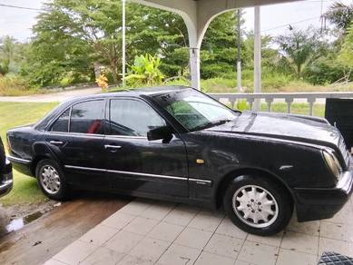 Mercedes Benz w210 E240 5speed classic 