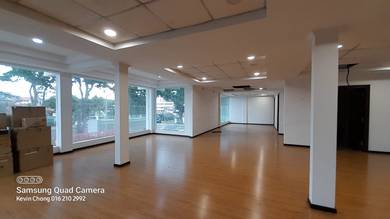 Retail Warehouse Cum Spacious Showroom